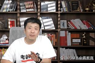 像不像❓内马尔晒女儿照！对足球不离手！